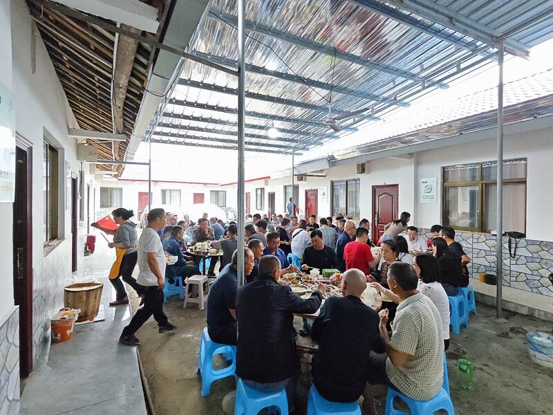 中秋国庆双节至，四川凯发一触即发环保 团队暖心关怀眉山工业园区污水处理厂项目全体员工